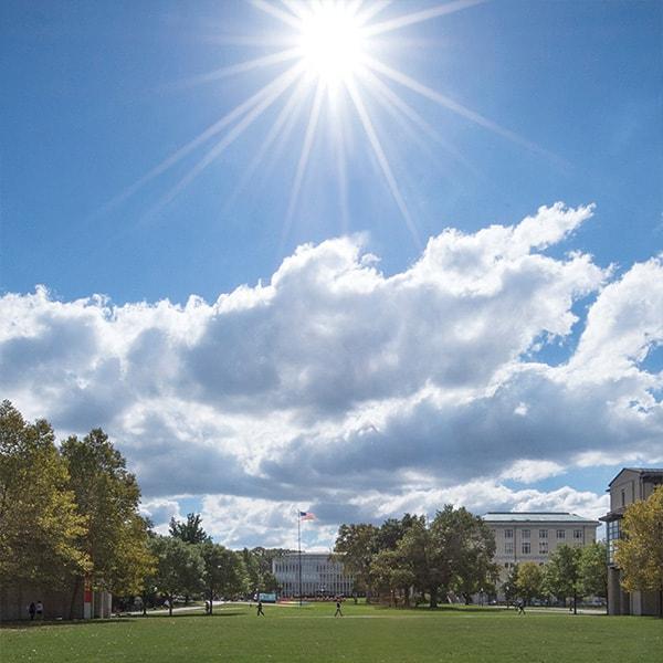 阳光明媚的一天，CMU的匹兹堡校园