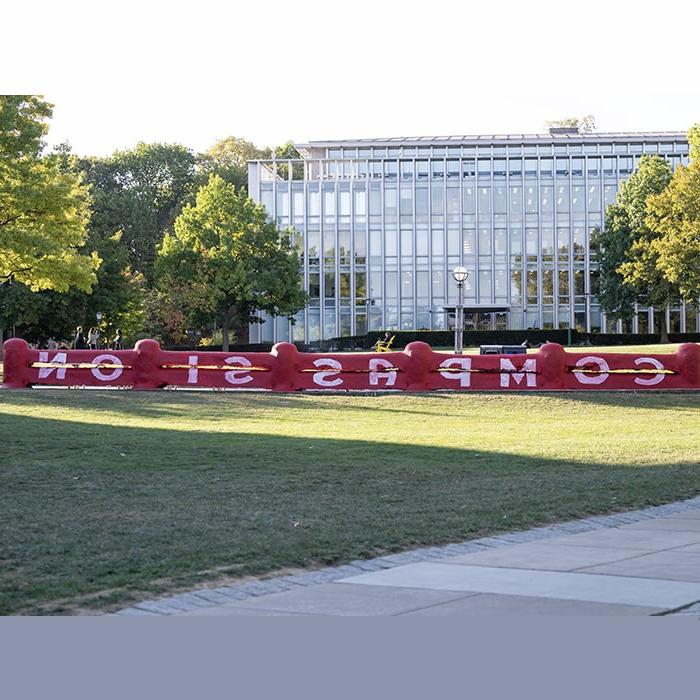 CMU的栅栏上写着“同情”